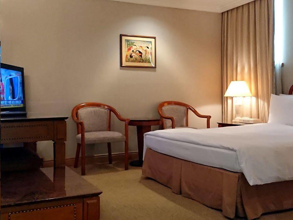 Dong Wu Hotel Тайпей Екстериор снимка