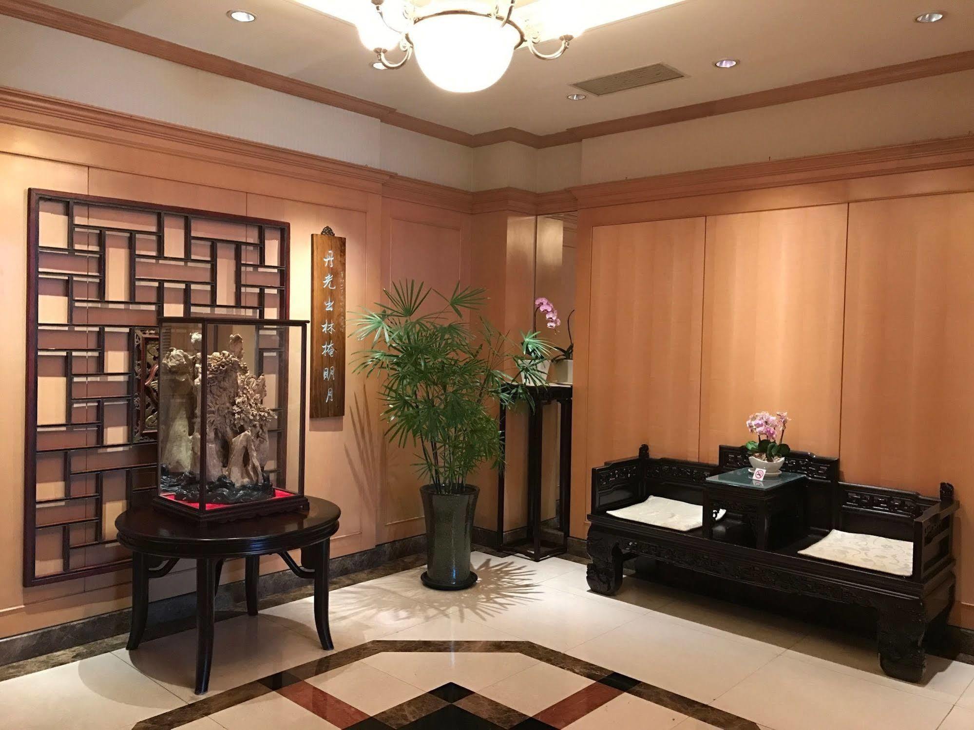 Dong Wu Hotel Тайпей Екстериор снимка