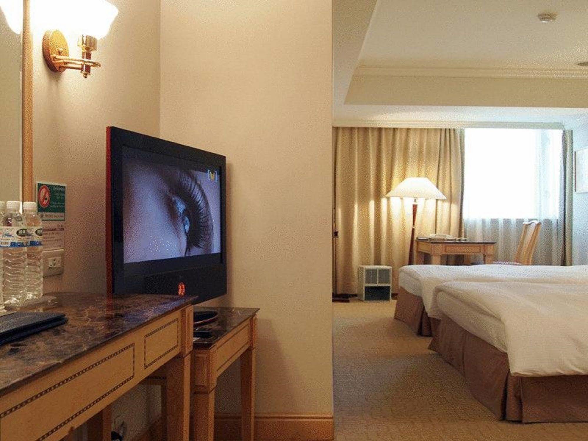 Dong Wu Hotel Тайпей Екстериор снимка