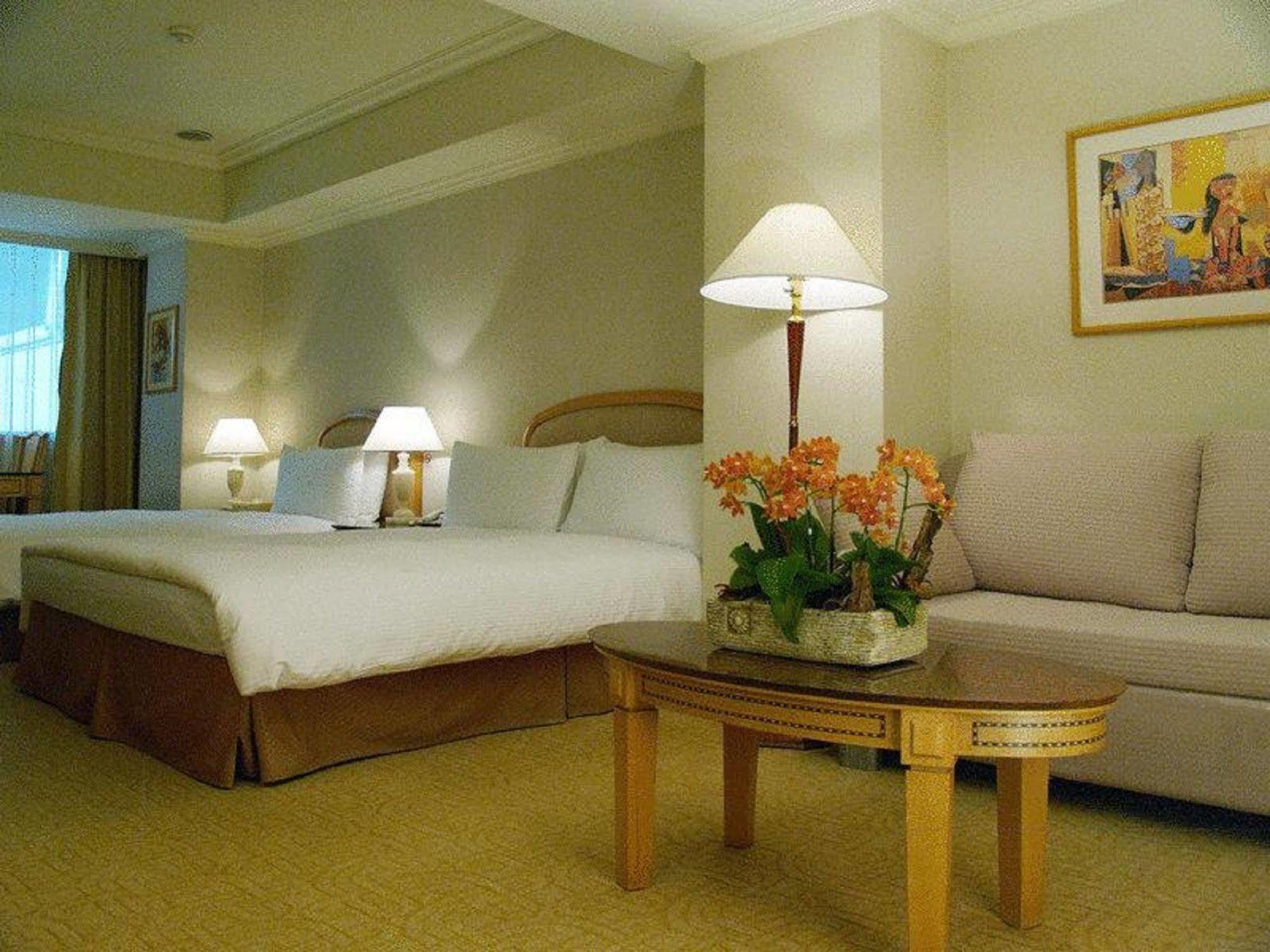 Dong Wu Hotel Тайпей Екстериор снимка